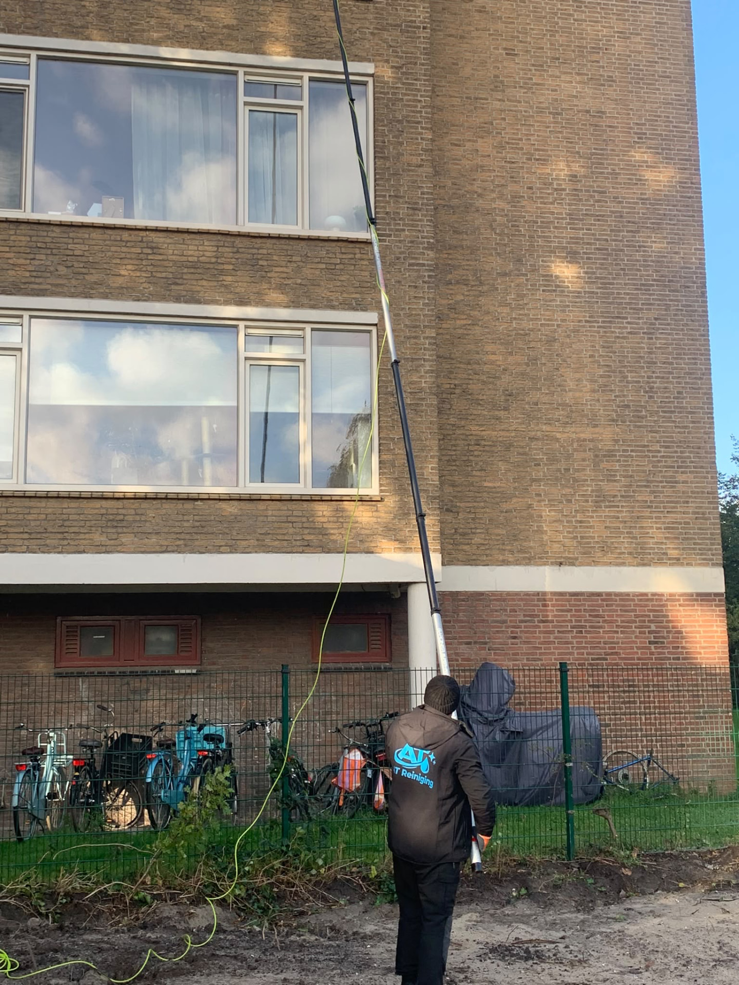 Ramen reinigen op hoogte bij een appartementencomplex door AT Reiniging